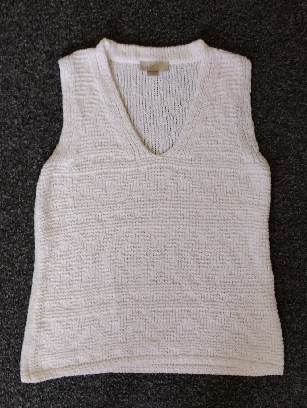 LOFT Medium Cream Textured V-Neck Knit Sleeveless Sweater